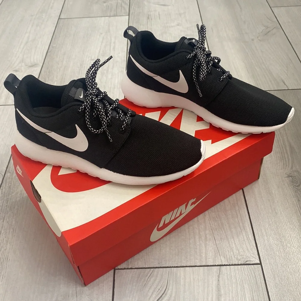 NWT Black Nike Roshe One Women's Sneaker Size 8 - Picture 7 of 12